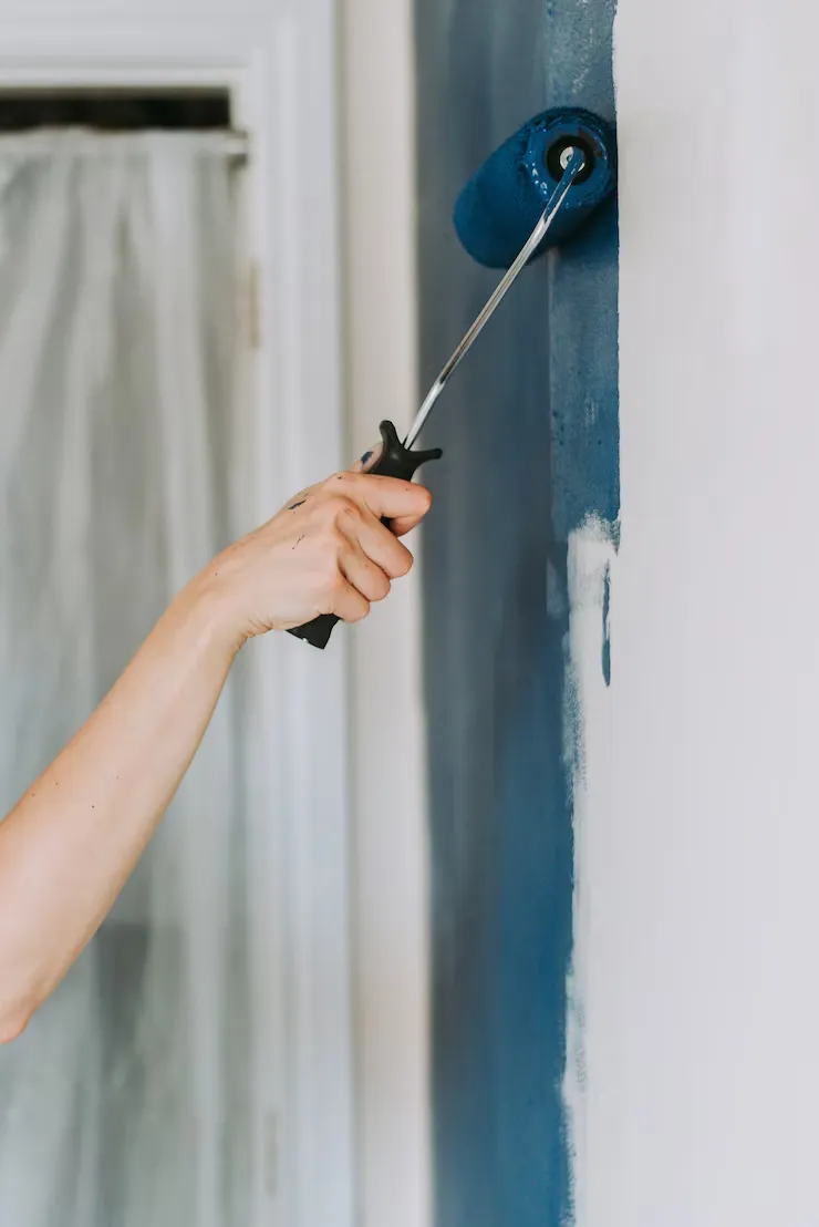 Aplicación de pintura interior en salón moderno con acabados finos