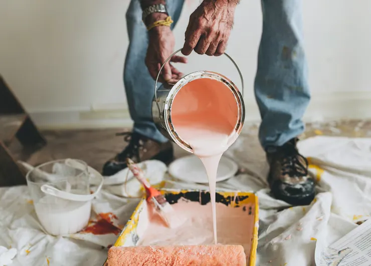 Detalle de herramientas y materiales de pintura de alta calidad sobre una mesa de trabajo